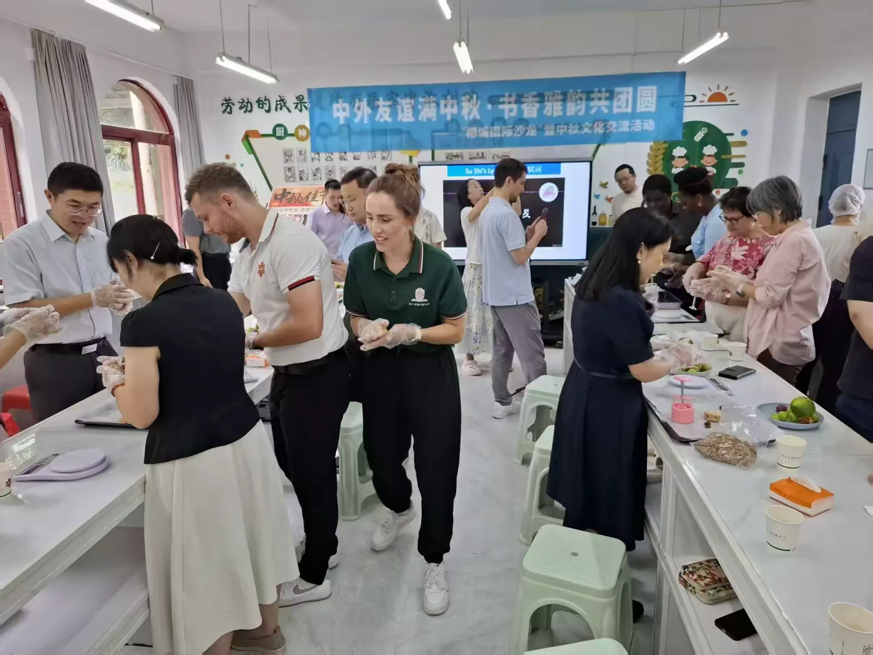 情满中秋，诗月共赏——外国专家书屋推荐外籍人才讲课