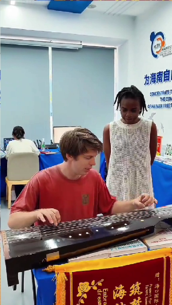 American Friend Performs Traditional Chinese Musical Instruments