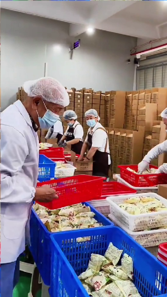 新加坡食品专业的符教授走进湖北荆门考察矮子馅饼