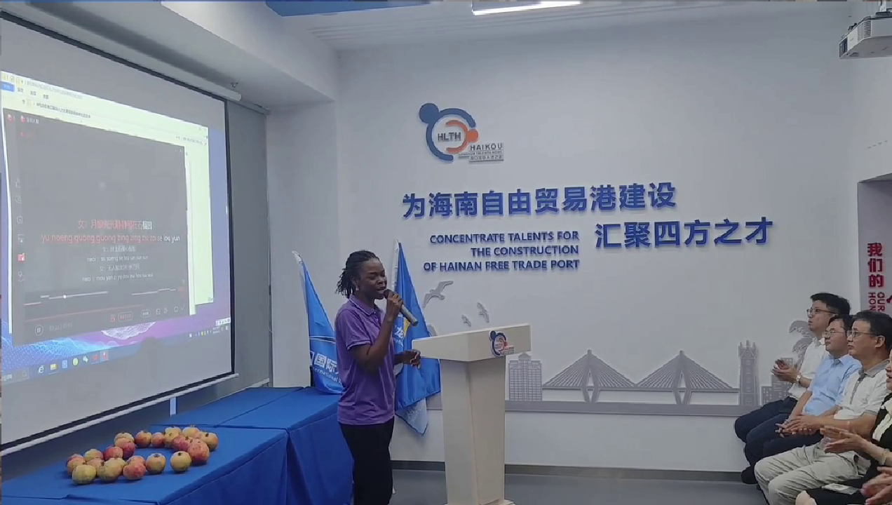 为海口国际志愿服务团唱歌