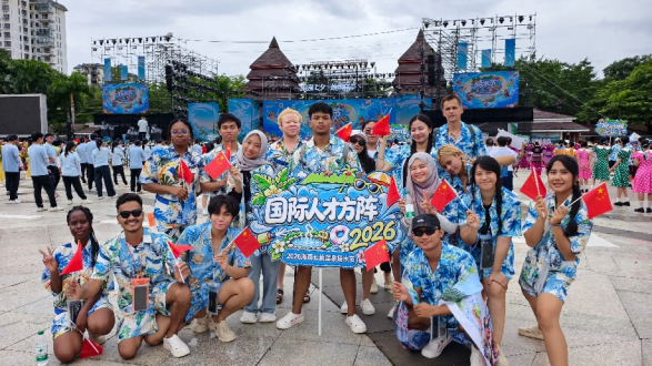 四海同心嬉水共欢    海口国际人才之家组织外籍人才亮相保亭七仙温泉嬉水节专属巡游方阵海报