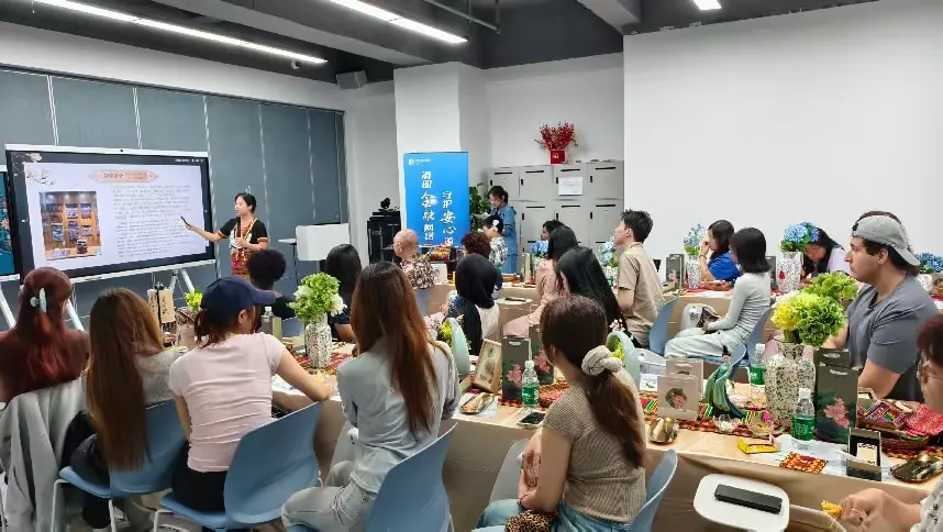 在琼外籍人士金融与税务科普暨黎锦文化体验活动在海口举办(同心资讯)